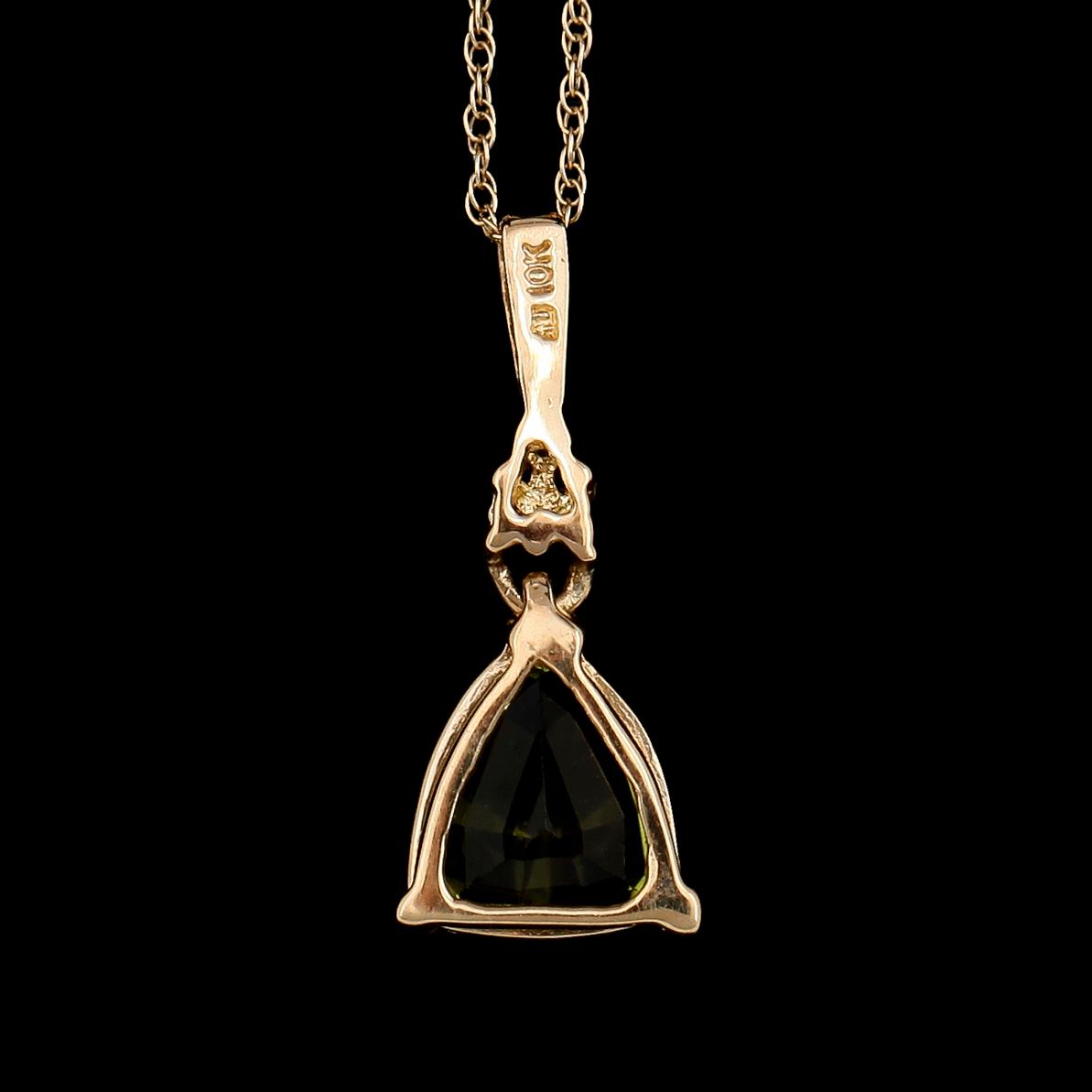 HÄNGE MED KEDJA, 10K guld, grön peridot samt mindre diamanter.