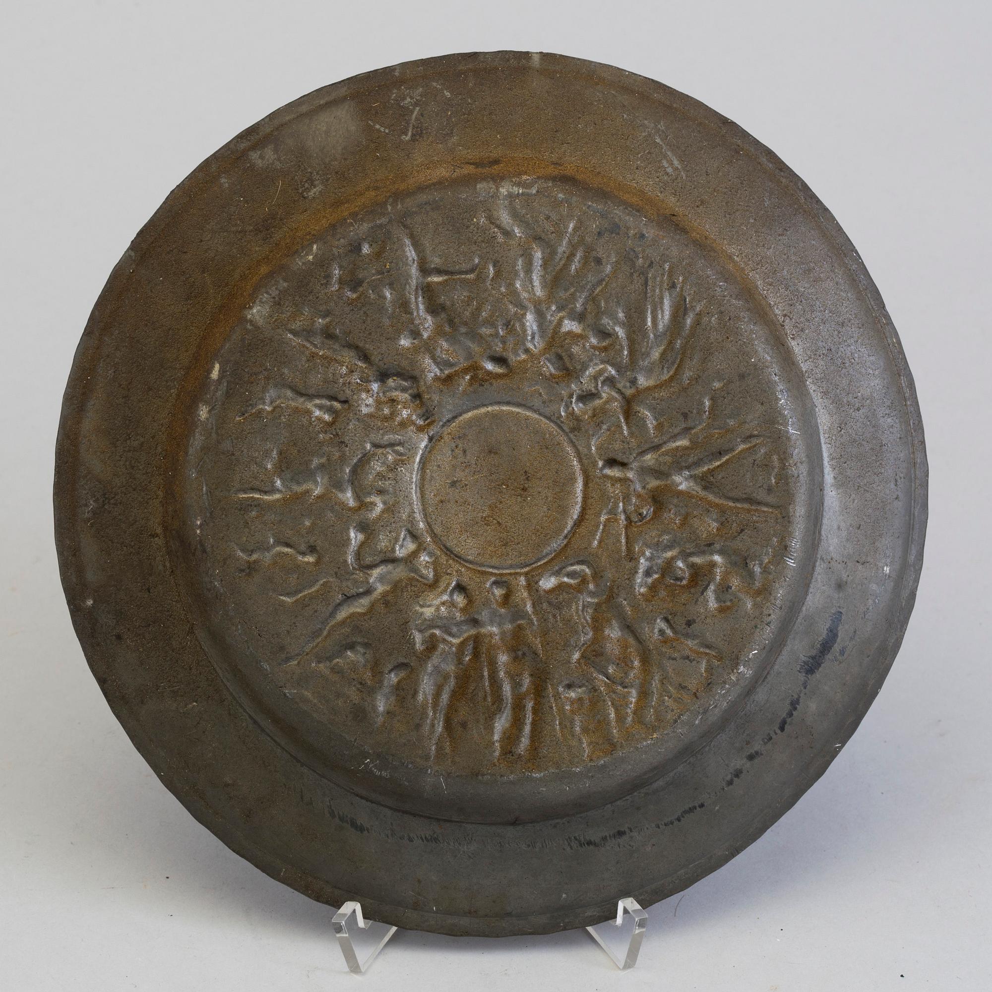 AN 18TH CENTURY PEWTER PLATE.
