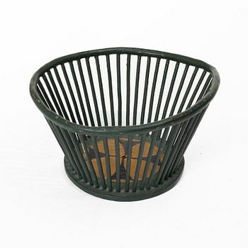 Pine basket, 19th century.