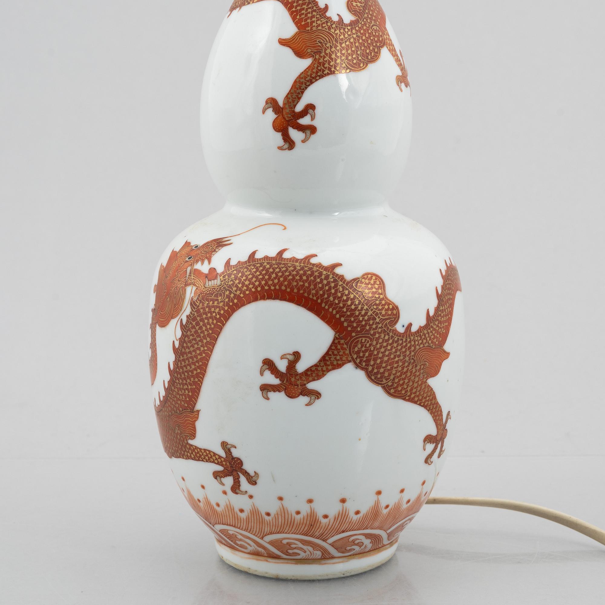 A porcelain table lamp/vase, China, 20th century.