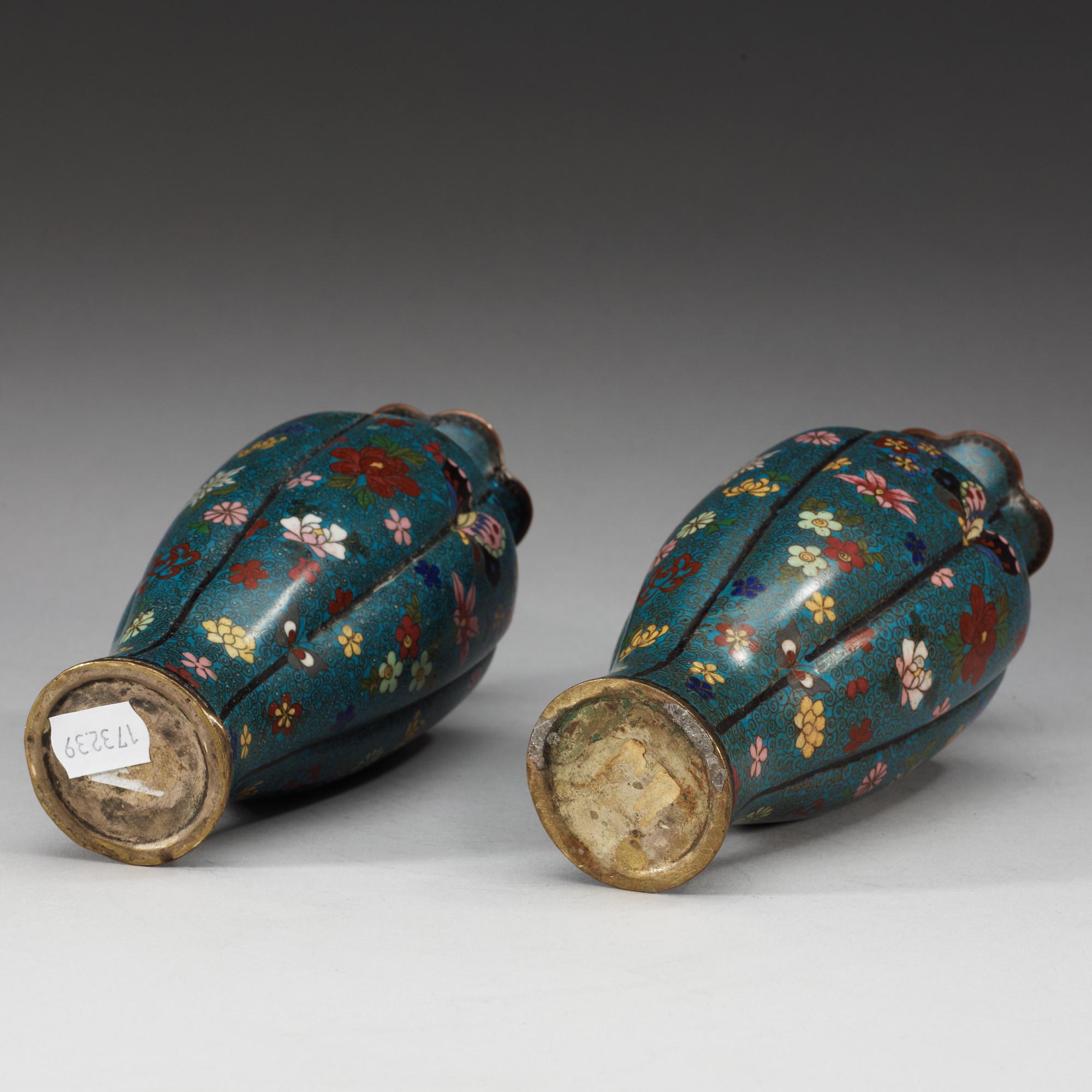 VASER, ett par, cloisonne. 1800-talets andra hälft.