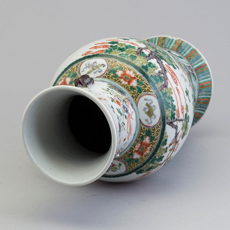 PRAKTVAS, porslin. Kina, Qingdynastin, Guangxu (1874-1908).