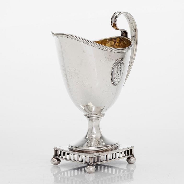 Joachim Silfverkloth, gräddkanna, silver, Jakobstad, kring år 1800 (mästaren verksam verksam 1797-1810).