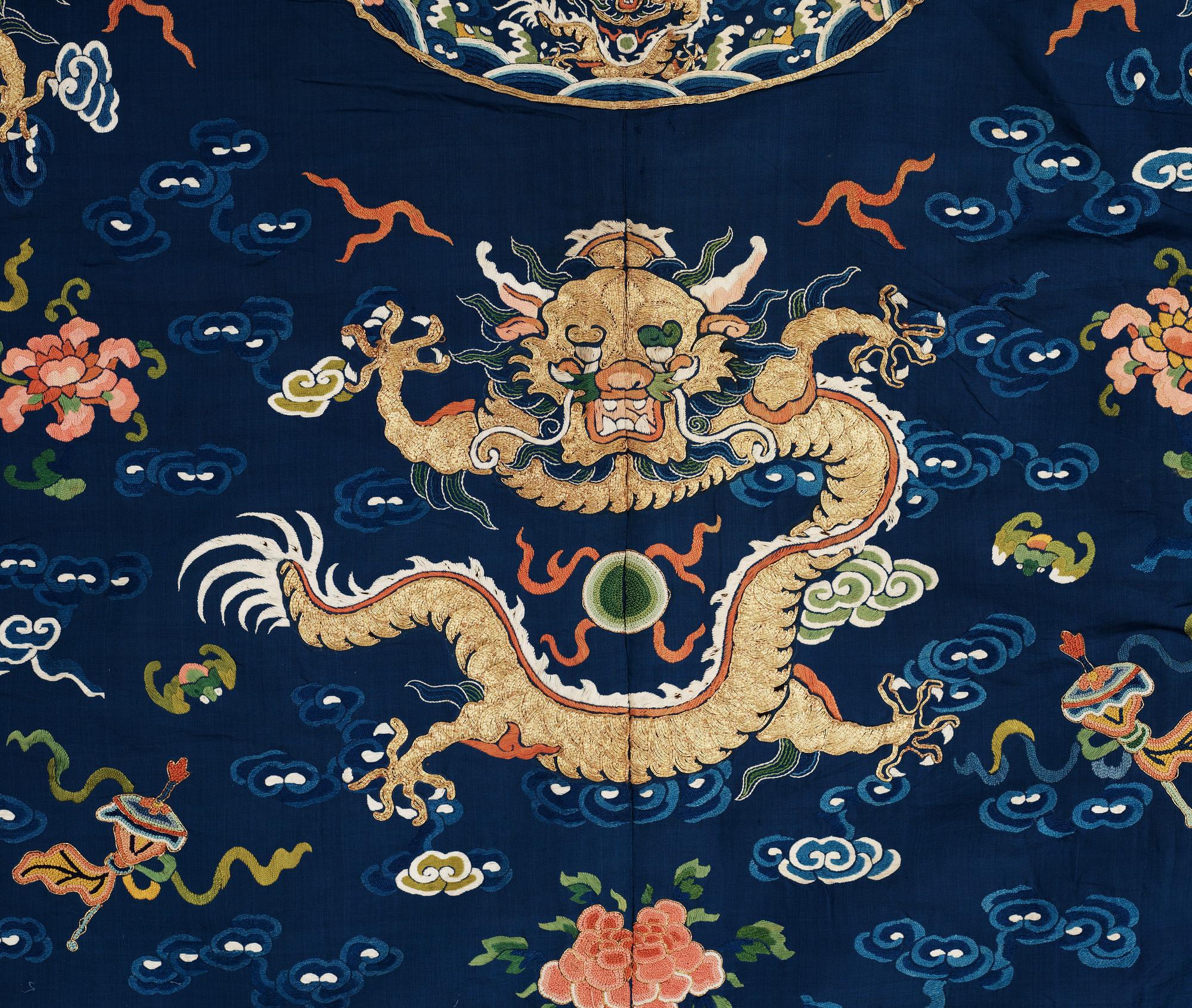 ROBE, silk. China around 1900. Height 126 cm.