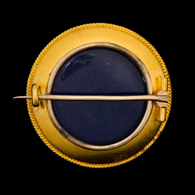 A BROOCH, cabochon cut turquoise, 14K gold.