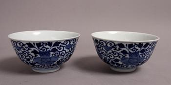 SKÅLAR, ett par. Porslin, Kina, med Guang xu´s märke.