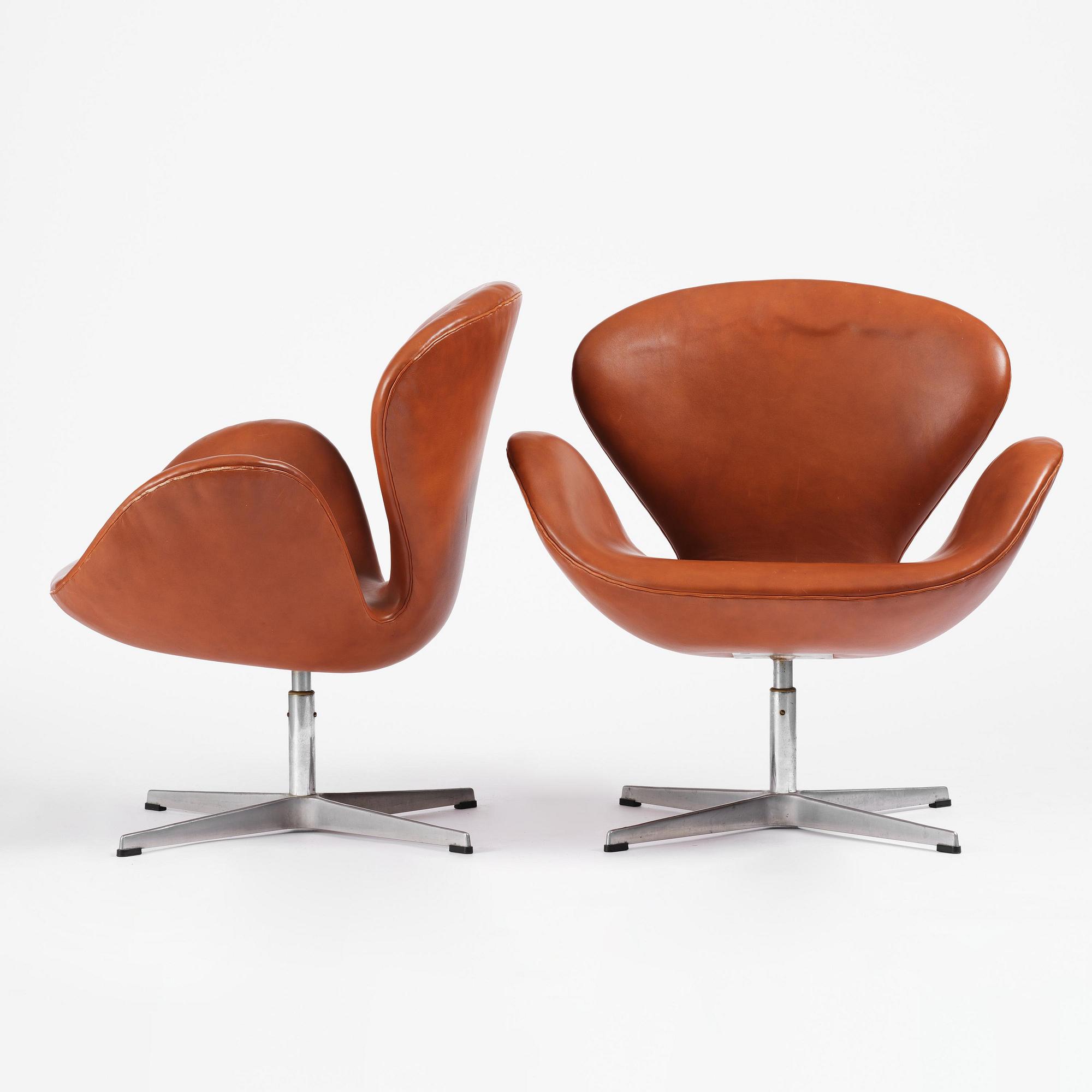 Arne Jacobsen, fåtöljer, ett par, "Svanen", Fritz Hansen, Danmark, 1980.