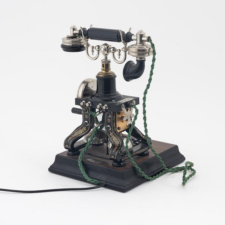 Telefon, jubileumsmodell, efter ”Taxen” LM Ericsson, sent 1900-tal.