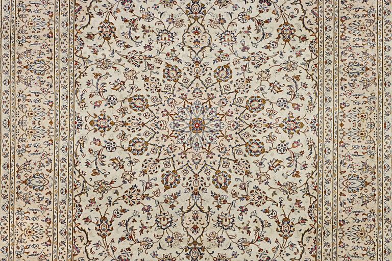 A Kashan carpet, c. 359 x 250 cm.