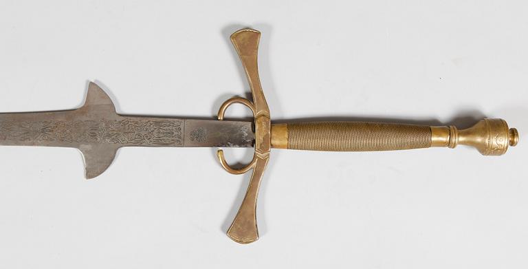 SVÄRD, fäste av mässing, stålblad, 1900-tal.