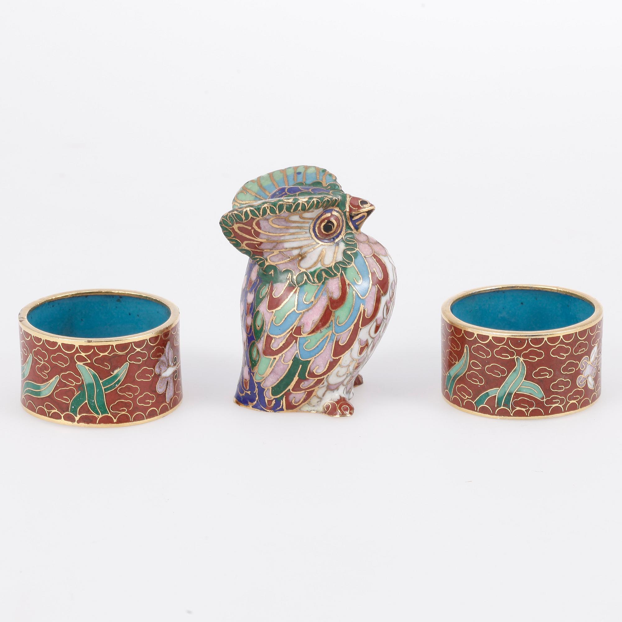 FIGUR samt SERVETTRINGAR, 3 delar cloisonné, 1900-tal.
