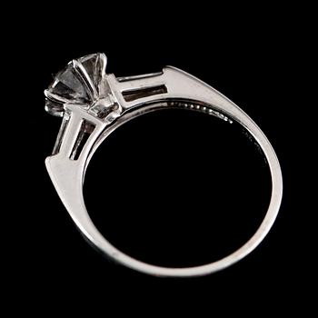 RING, 18 k vitguld, med briljantslipad diamant 1.31 ct och 2 baguetteslipade diamanter.