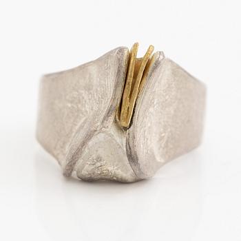 Ring, sterling silver and gilded silver.
