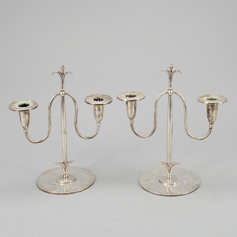 LJUSSTAKAR, ett par, nysilver, 1900-talets första hälft.