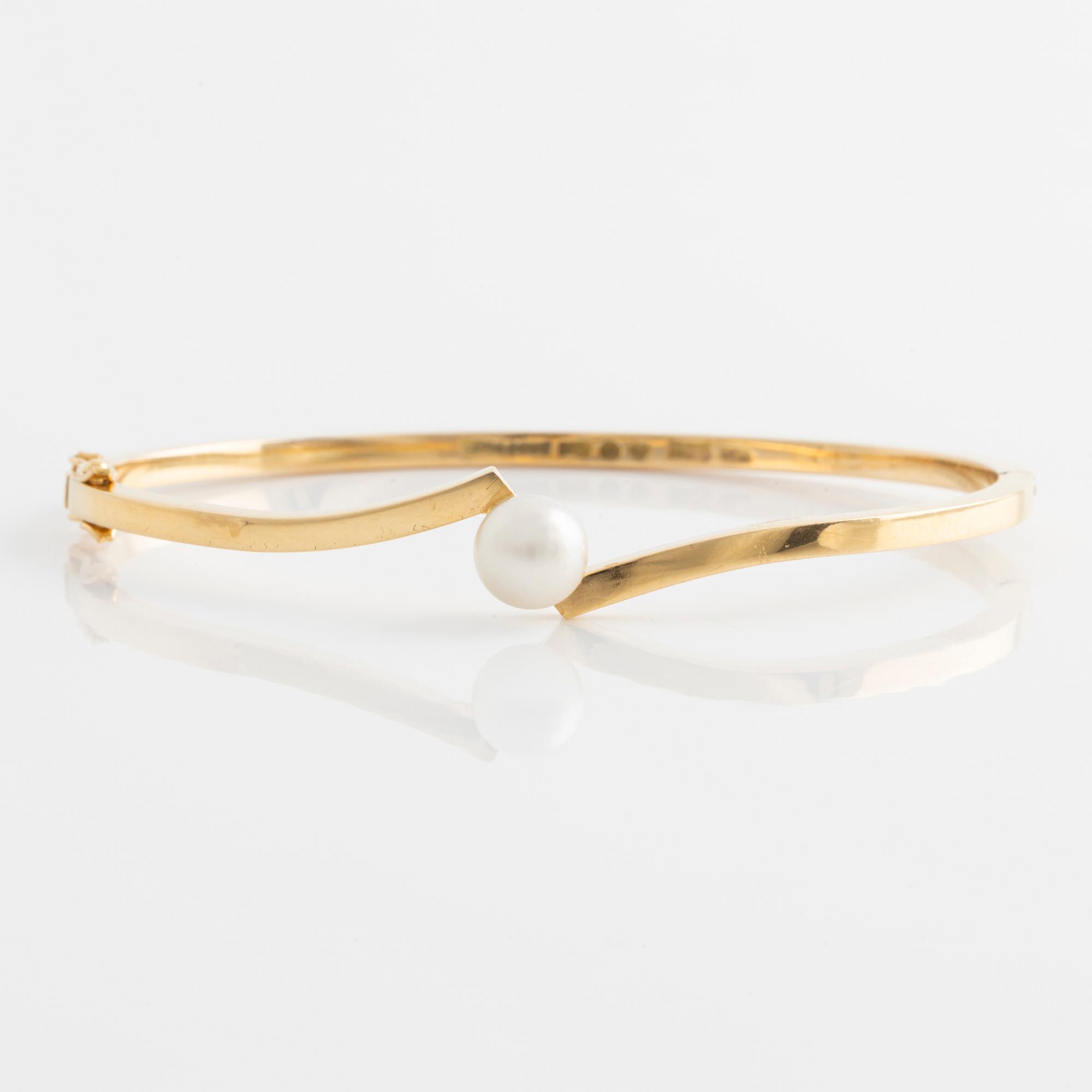 Bracelet 18K gold with a cultured pearl, Stigbert.