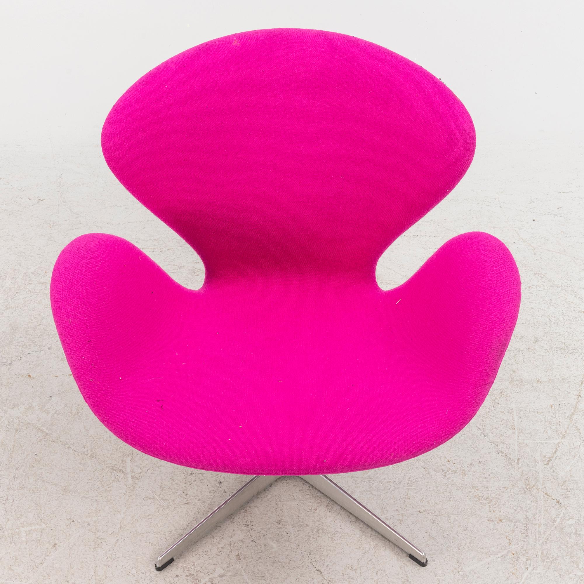 Arne Jacobsen, fåtölj, "Svanen", för Fritz Hansen, 2011.