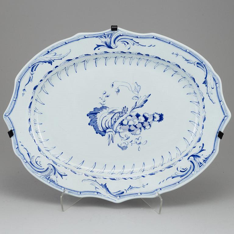 A Rörstrand tureen and dish, Jubilee, numbered 81/1800.