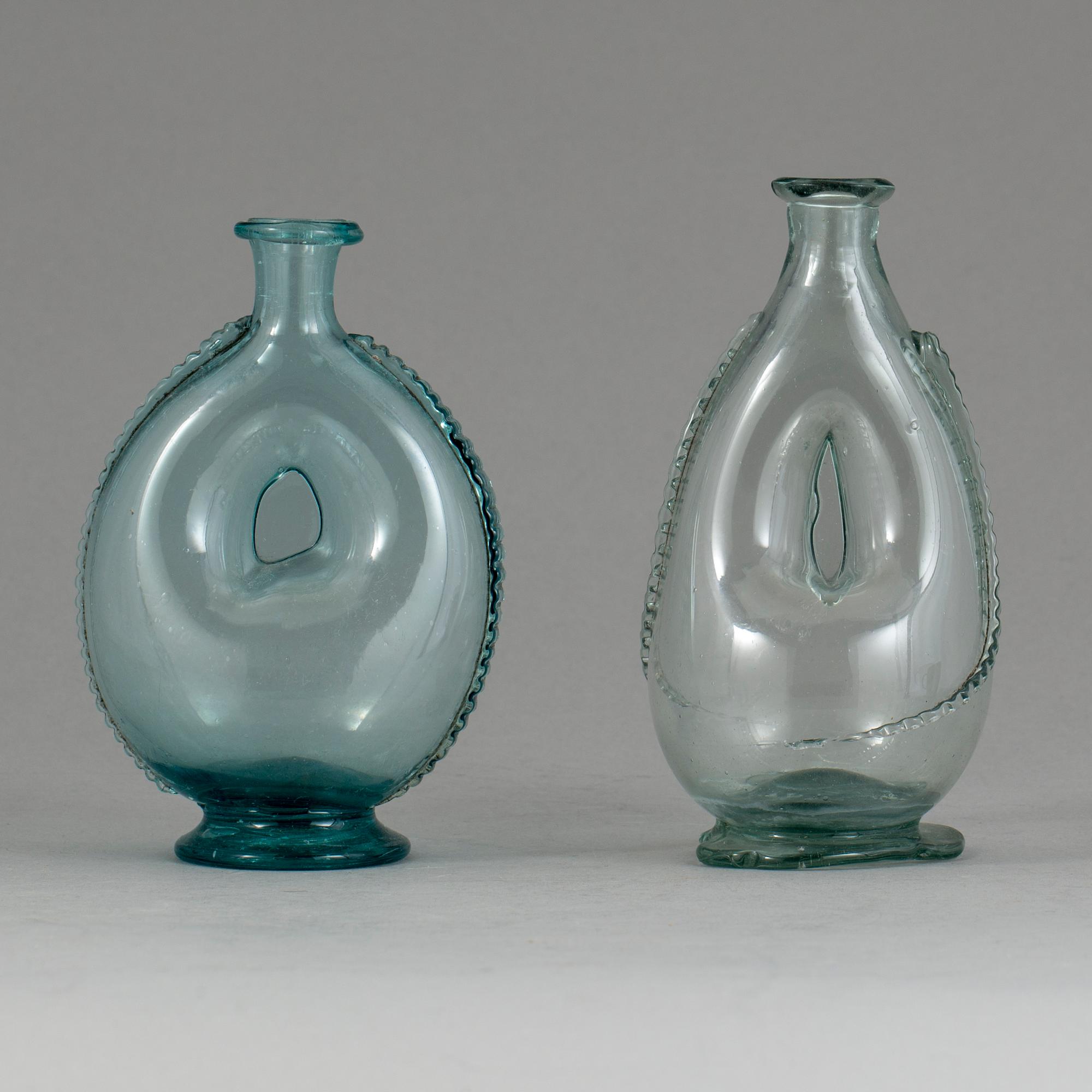 KRANSFLASKOR, 2 stycken, glas, 1800-tal.