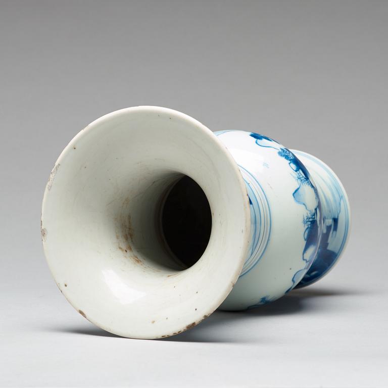 A blue and white 'yenyen' vase, Qing dynasty, Kangxi (1662-1722).