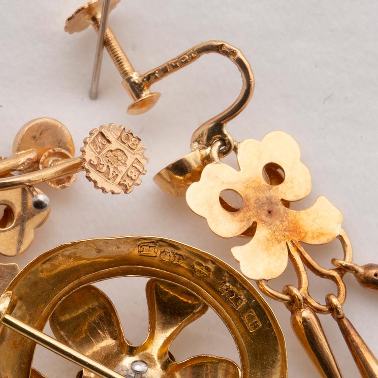 BROSCH SAMT ÖRHÄNGEN ett par 18K guld  otydliga stämplar Malmö 1870 o 1929.