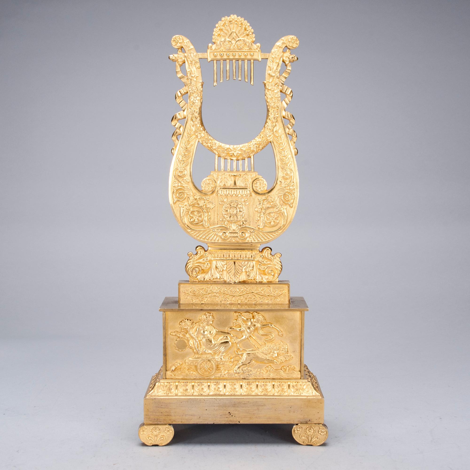 URSTÄLL, brännförgylld brons, Frankrike 1800-talets början.