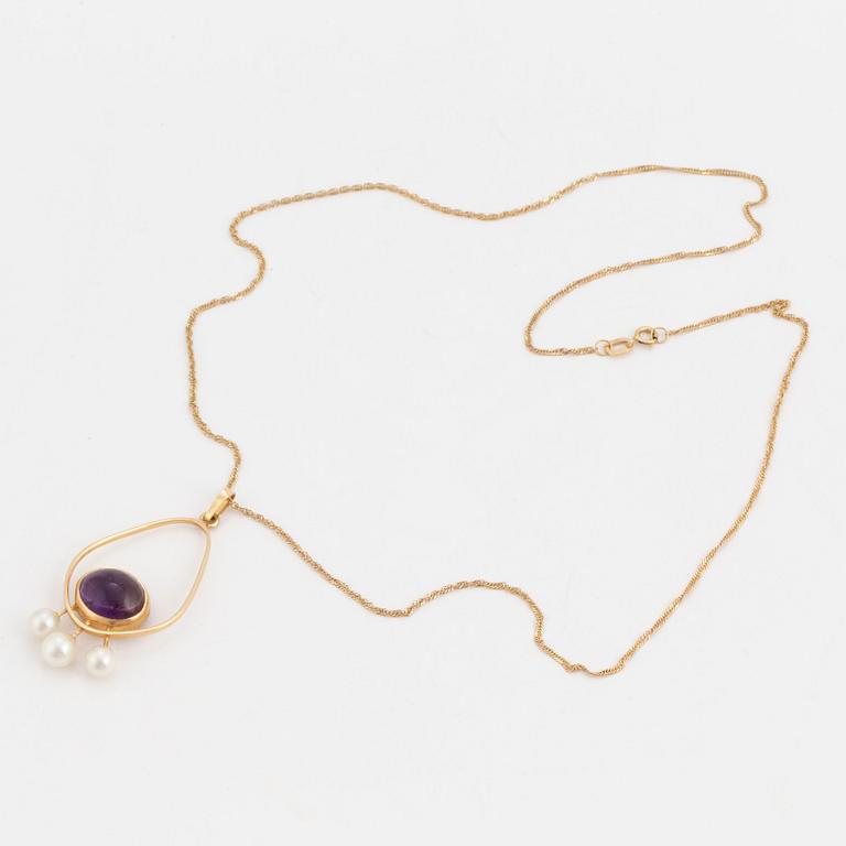 An 18K gold chain and a pendant set with a cabochon-cut amethyst and three cultured pearls.