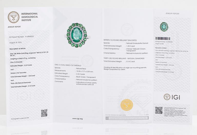 Sormus, 14K valkokultaa, smaragdi n. 2.33ct, tsavoriitteja n. 1.20 ct sekä timantteja yht n. 0,14 ct. IGI-sertifikaatti.