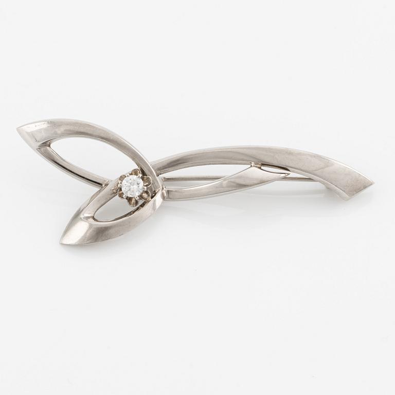 Brooch, 18K white gold with brilliant cut diamond.