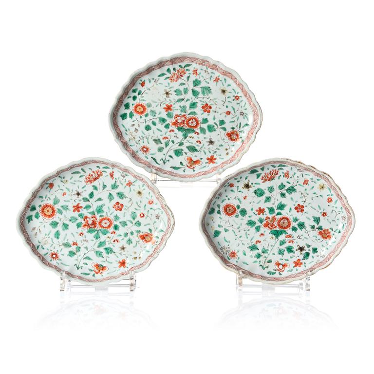 A set of three famille verte dishes, Qing dynasty, Kangxi (1662-1722).