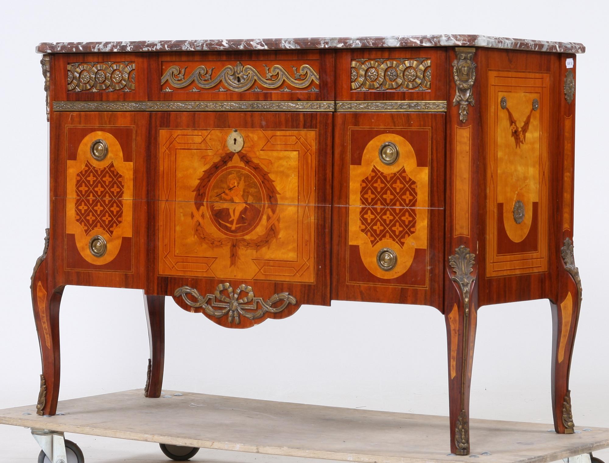 BYRÅ, gustaviansk stil, 1900-tal.