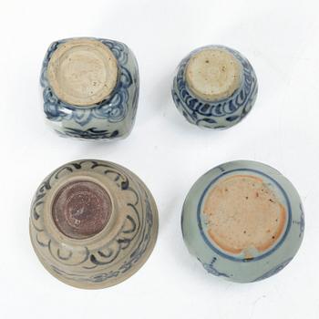 Vaser, tre stycken, askar med lock, fyra stycken samt skål, porslin, Kina, delvis Mingdynastin.