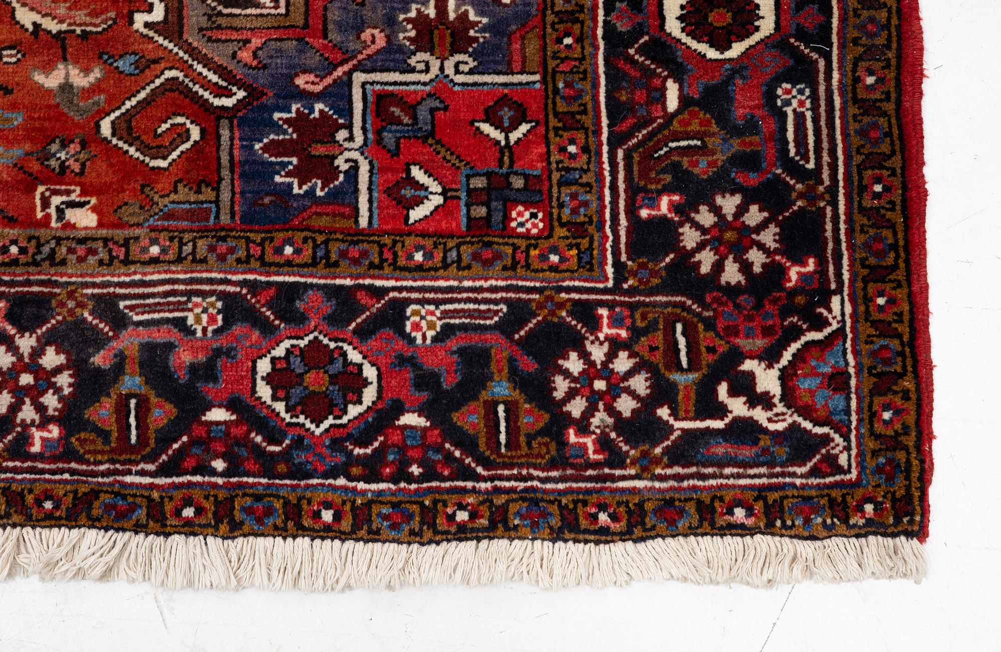 Rug, Heris/Gorovan, approx. 300 x 195 cm.