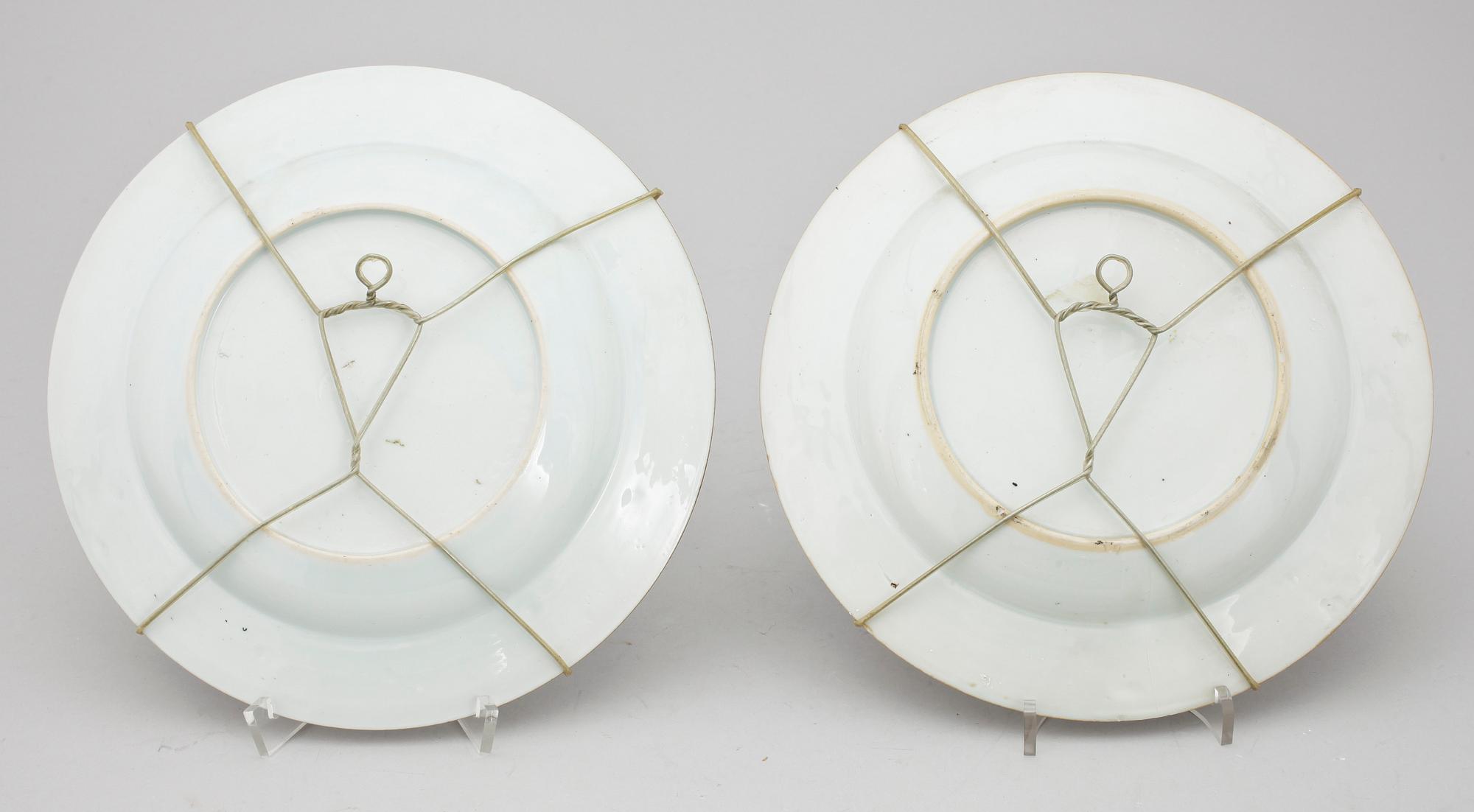 TALLRIKAR, ett par, samt skål, kompaniporslin. Qianlong (1736-1795).