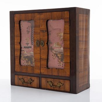 A wall-hanged small cabinet, 18th/19th century.