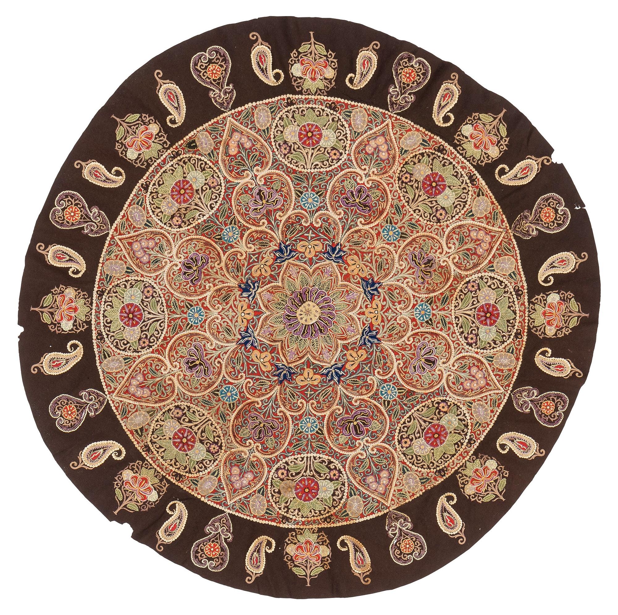 Antikt Rascht Broderi. Persien (Iran). Diameter 119 cm.