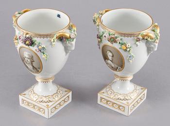 LOCKURNOR, ett par, porslin, Royal Copenhagen, tidigt 1900-tal.