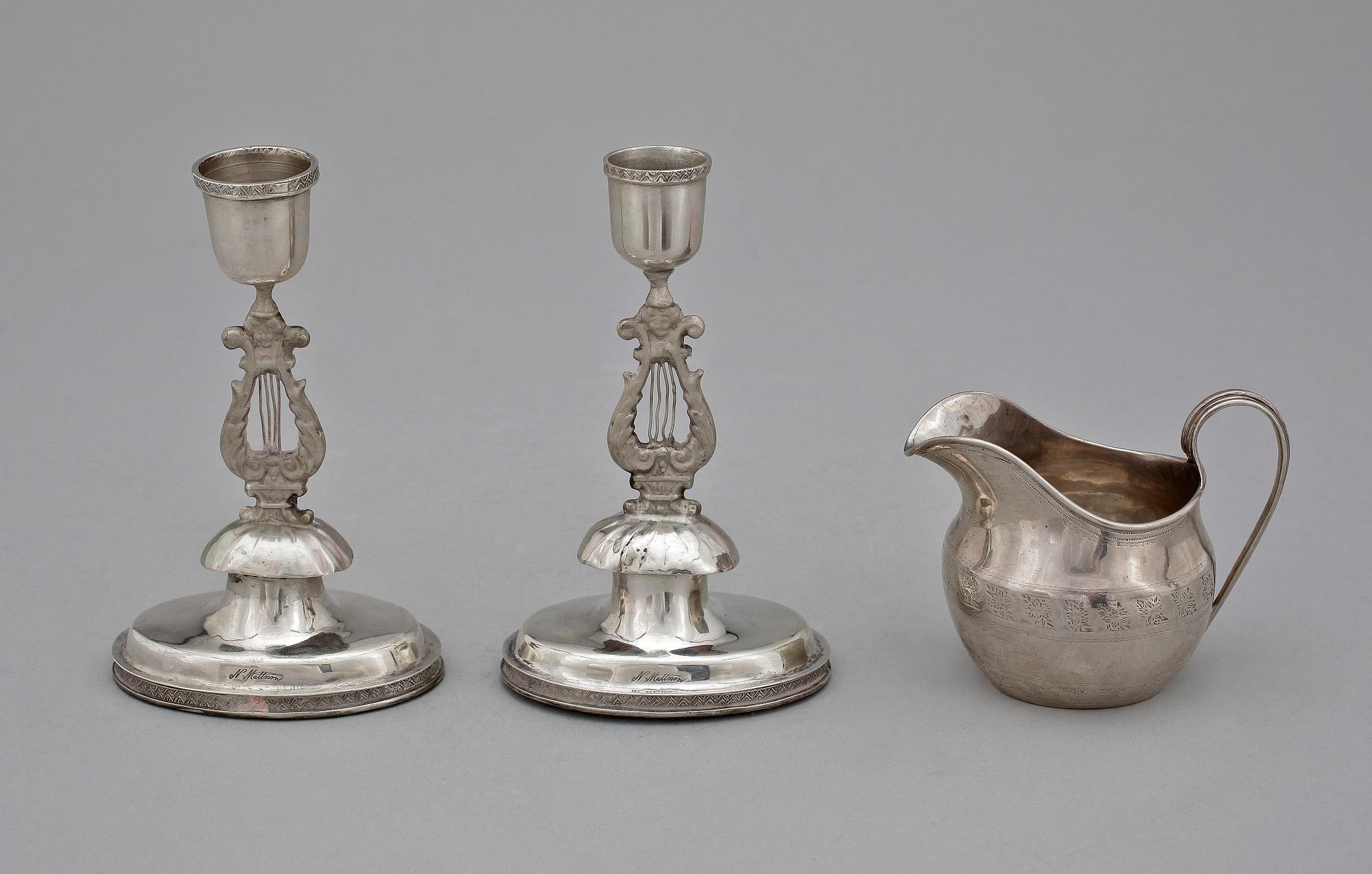 GRÄDDKANNA samt LJUSSTAKAR, ett par, silver. Bl a England, 1800/1900-tal. Tot vikt 81 g.