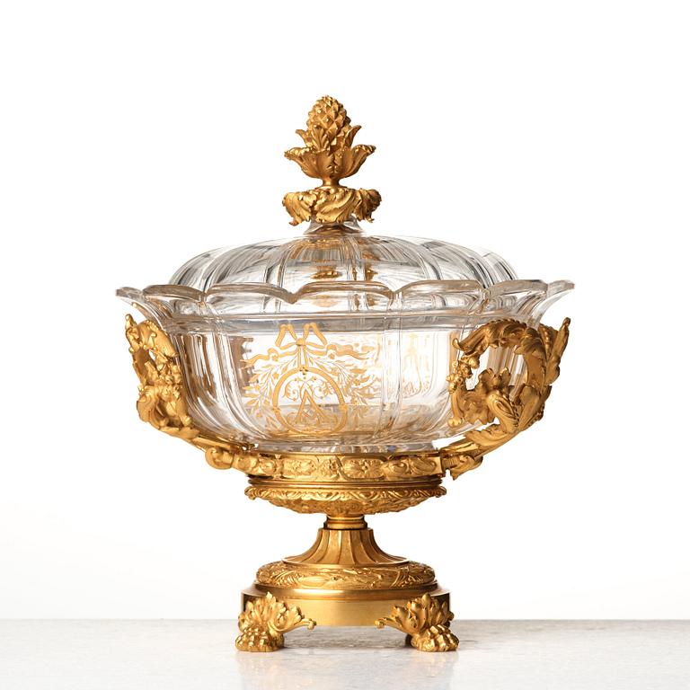 A gilded bronze and glass bowl by Eugène Cornu in Paris, second half of the 19th century.