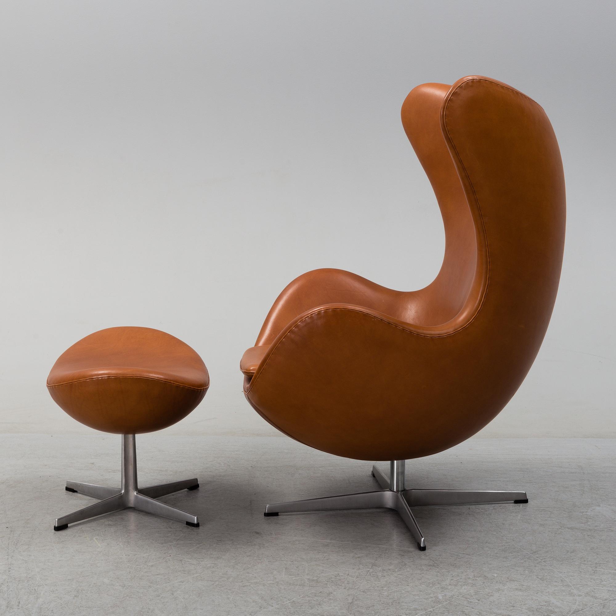 An 'Ägget' easy chair with stool by Arne Jacobsen, Fritz Hansen.