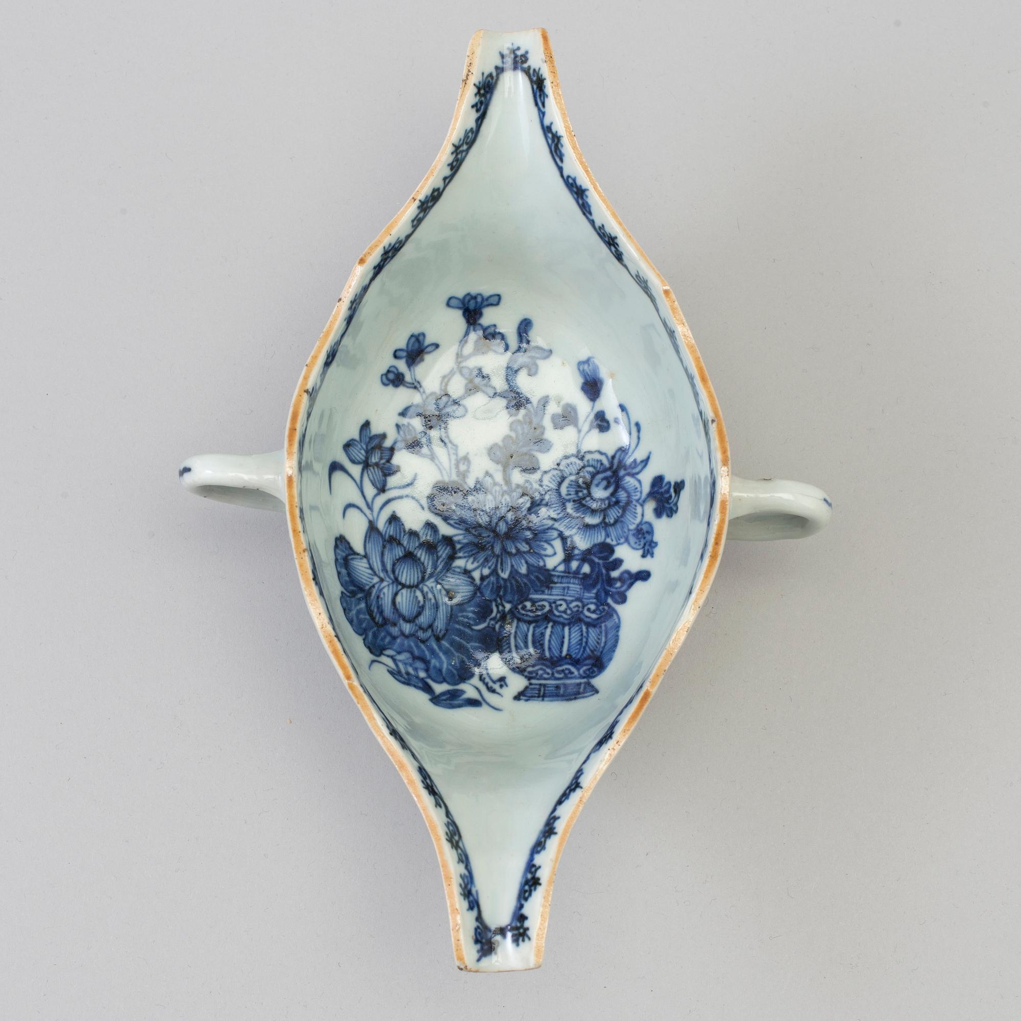 A blue and white export porcelain saucer, Qing dynasty, Qianlong (1736-95).