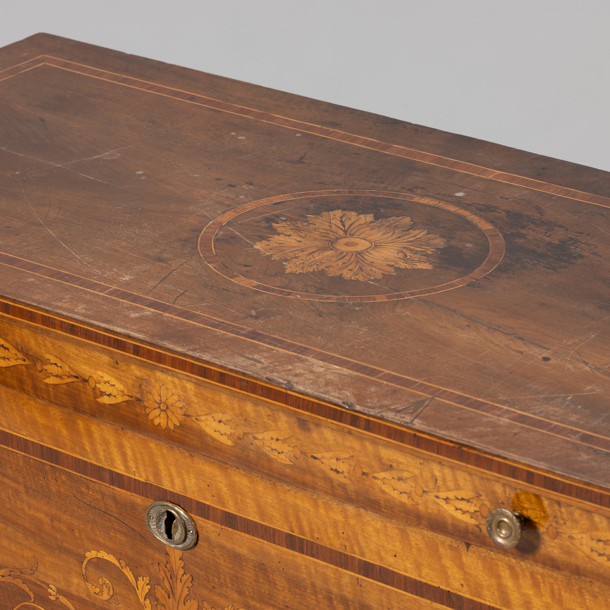 Chest of drawers, Italy, Louis XVI, circa 1800.