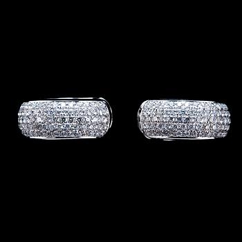 94. A PAIR OF EARRINGS, 157 brilliant cut diamonds 0.90 ct.