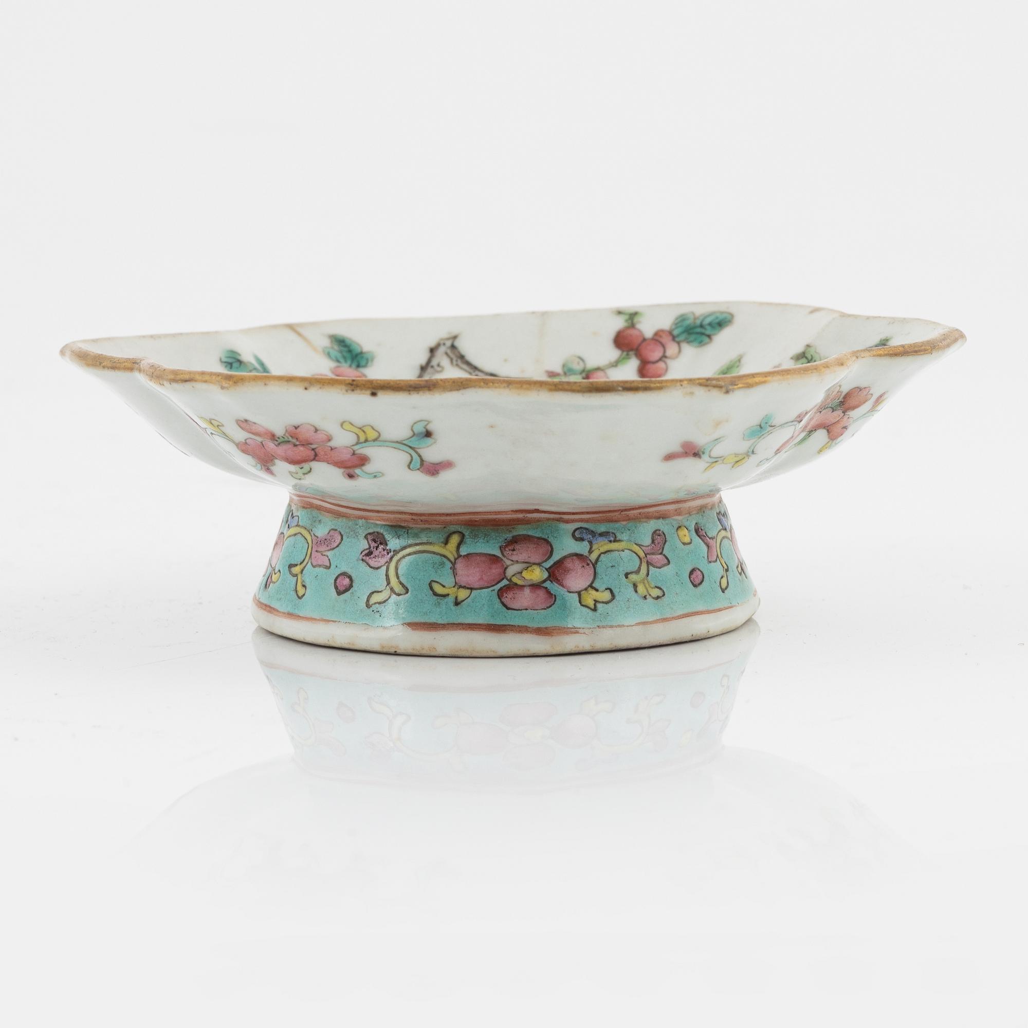 A louts shaped porcelain dish, late Qing Dynasty, around 1900.