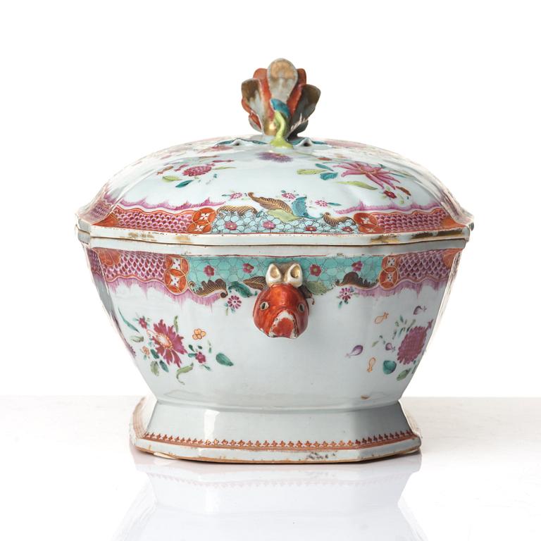 Terrin med lock och fat, kompaniporslin. Qingdynastin, Qianlong (1736-95).