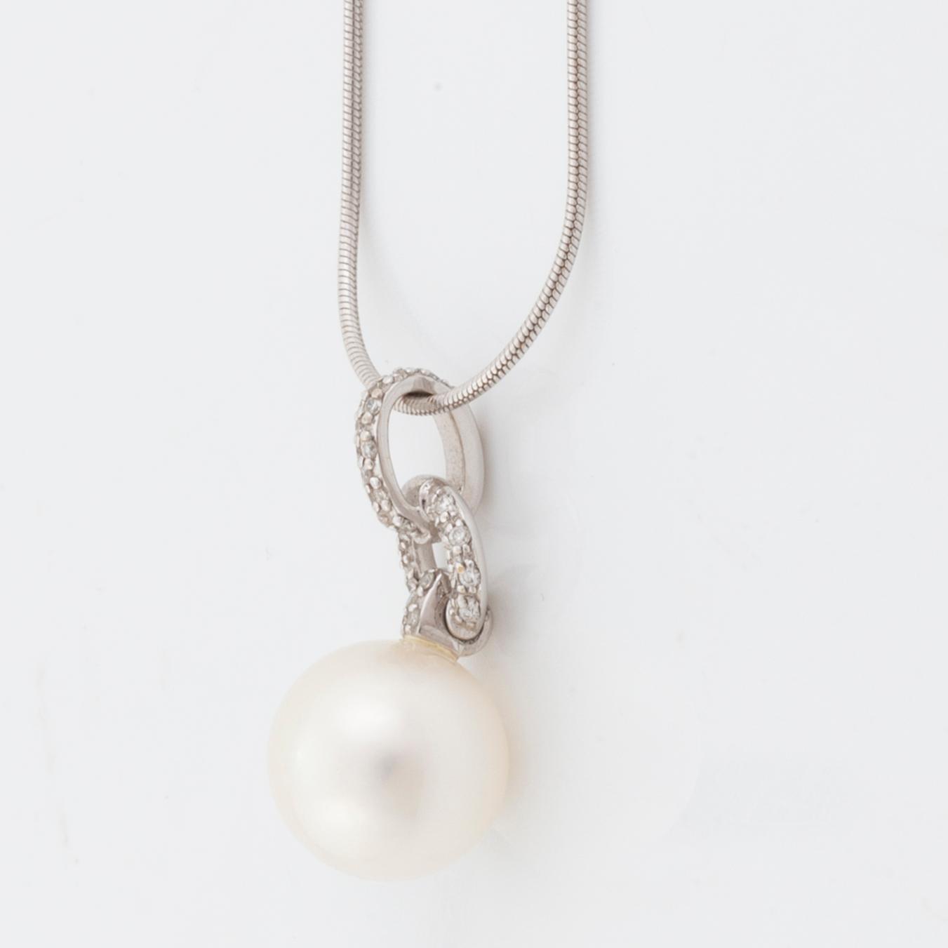 White gold, cultured pearl and brilliant cut diamond necklace, Golden Lady.