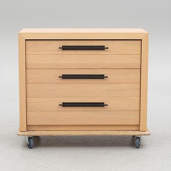 Torill Slettvoll, a dresser, Slettvoll.