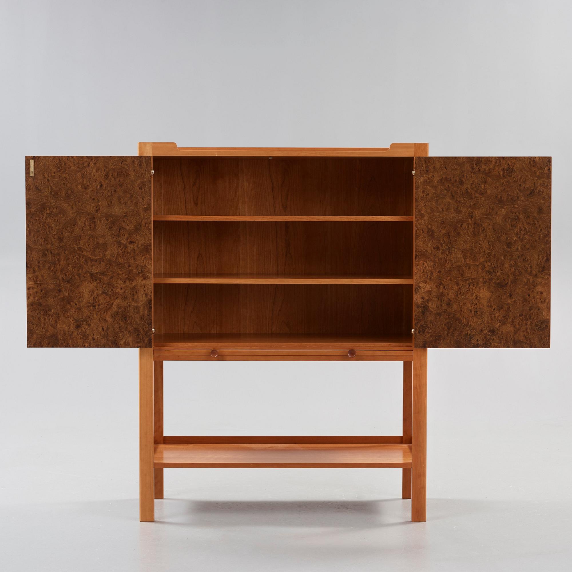 JOSEF FRANK, skåp, Firma Svenskt Tenn, modell 2135.