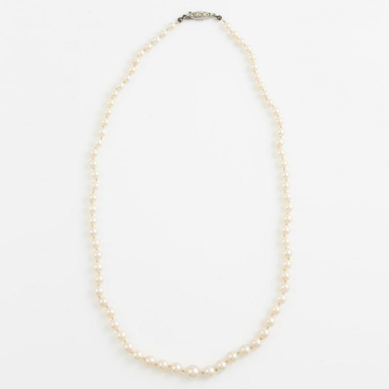 Pearl necklace with graduated cultured pearls, clasp silver.