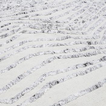 A CARPET, flat weave, with knoted detalis in relief, ca 300 x 240 cm.