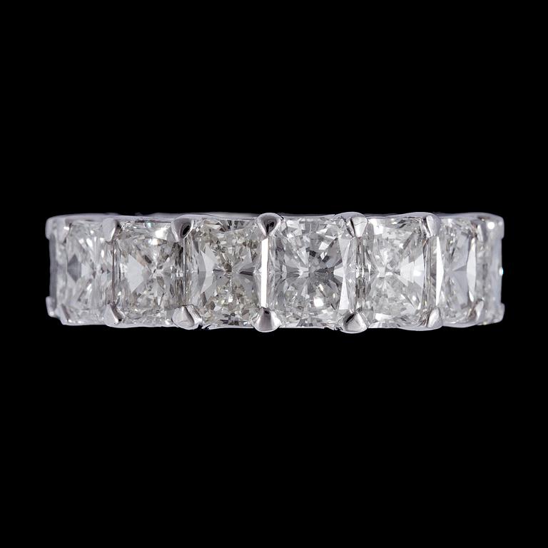 A radiant cut full eternity diamond ring, tot. 9.36 cts.